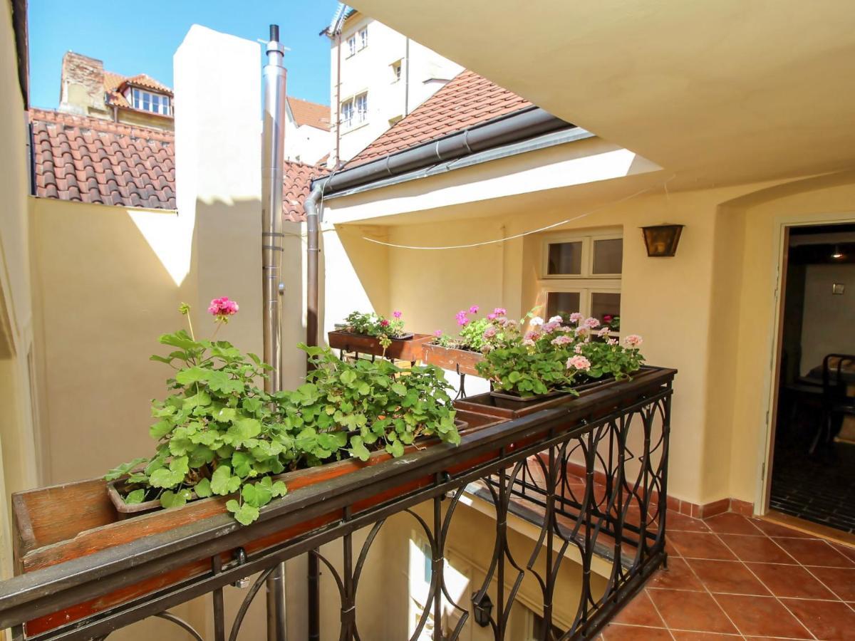 Apartment Nerudova Praag Buitenkant foto