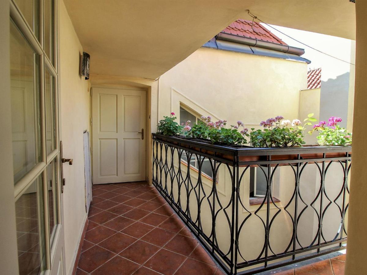Apartment Nerudova Praag Buitenkant foto